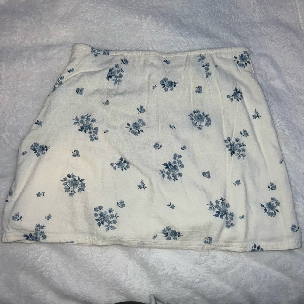 American Eagle white and blue floral skirt